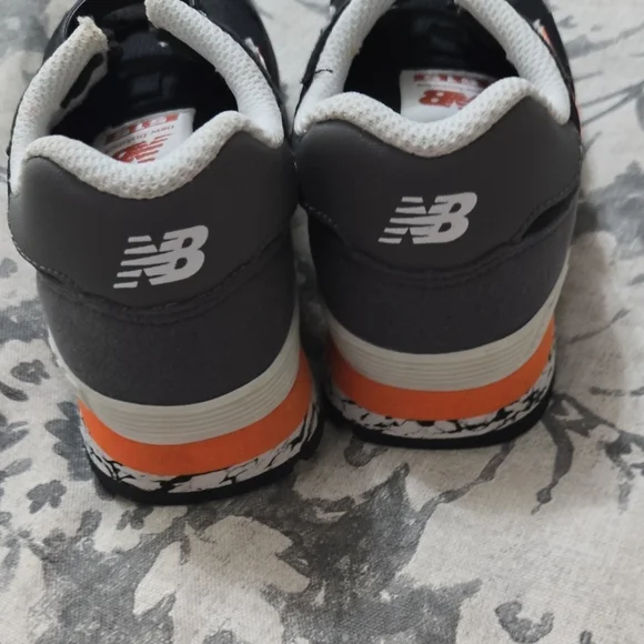 New Balance Black and White Sneakers Classic Design - Picture 6 of 7